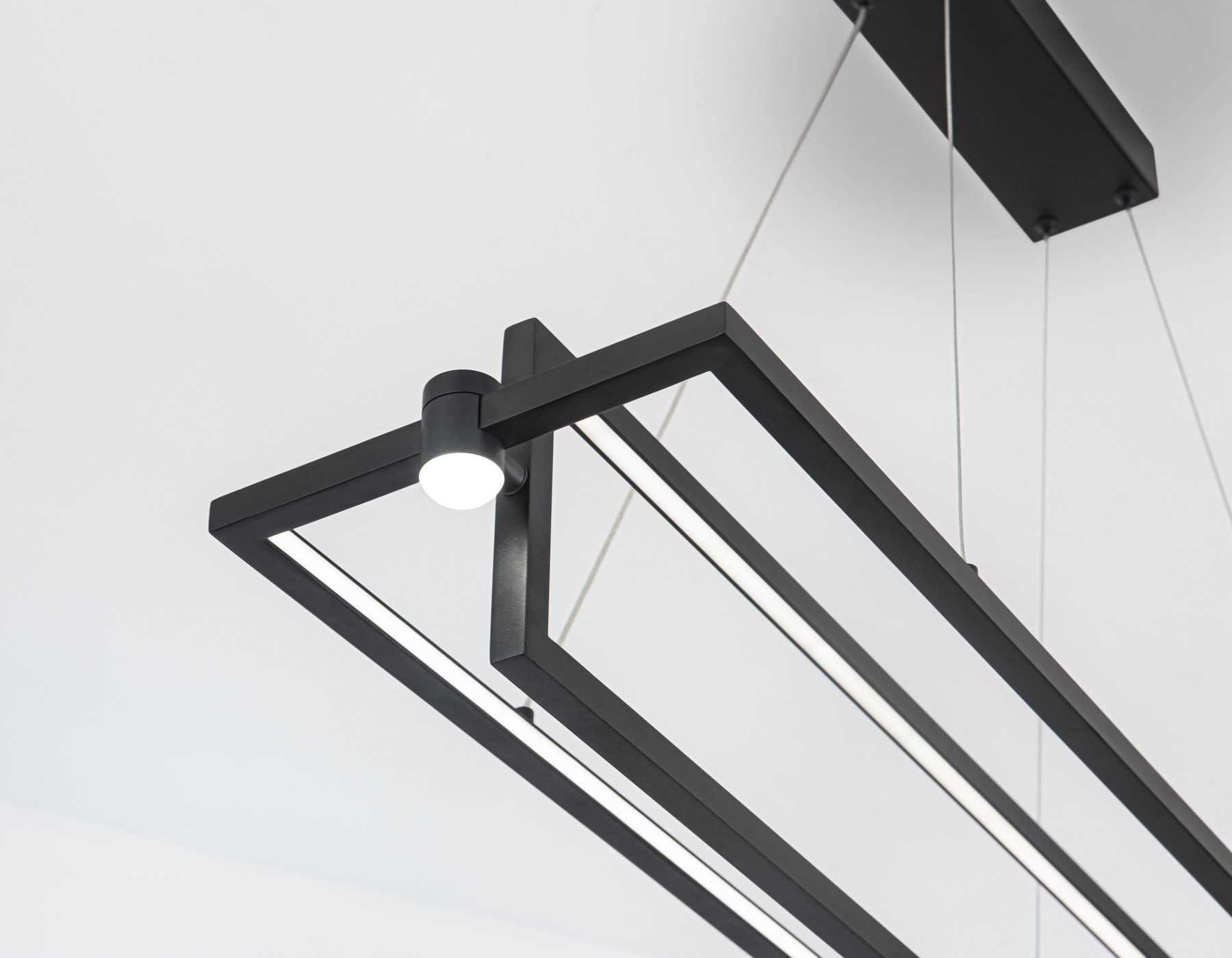 FL5737/2+2 BK черный 45W 3000K/4200K/6400K 900*220*1300 (без ПДУ)